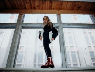 Guess relance le bootcut taille basse avec le B Jean : comment le porter