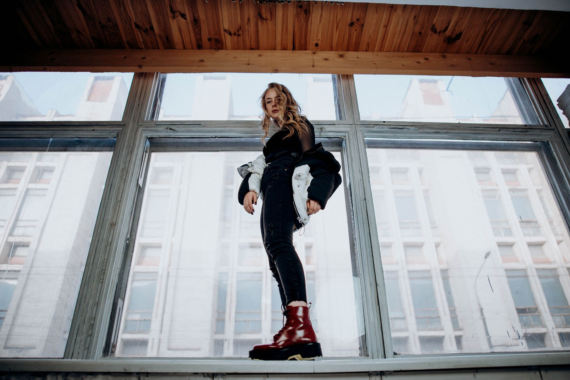 Guess relance le bootcut taille basse avec le B Jean : comment le porter